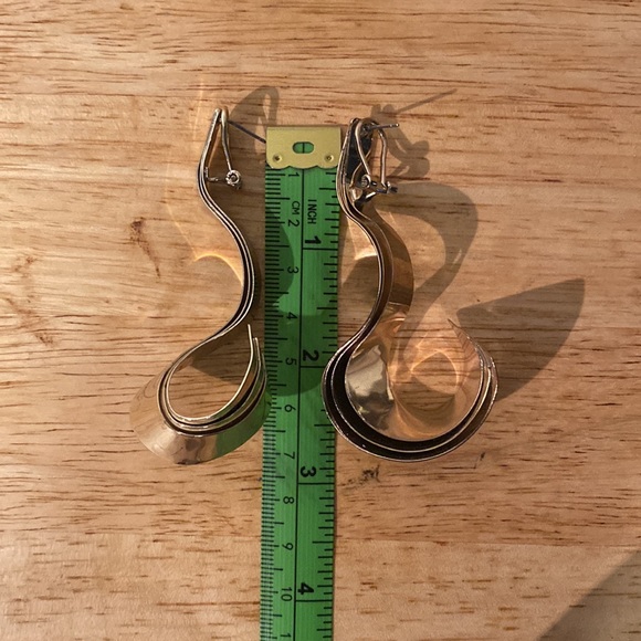 & Other Stories Twisted Wave Earrings - Picture 5 of 5